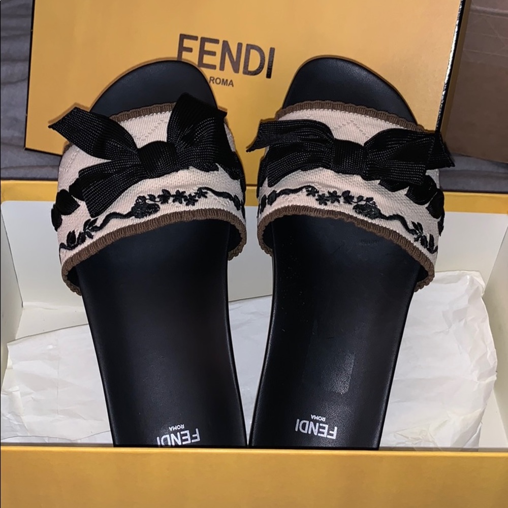 Fendi knit bow-tie slide sandal🔥